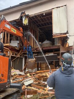【春日部市の解体業が解説】木造解体工事中に水をまくのはなぜ？